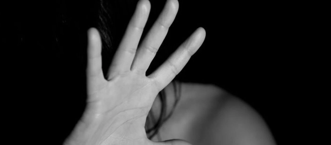 Άρτα: 20χρονη κατήγγειλε ότι την βίασαν δυο φίλοι του εραστή της